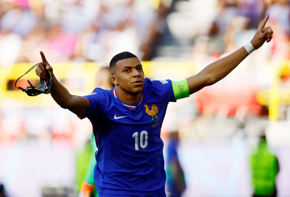 Platini khuyên Mbappe tránh chính trị để giữ hình ảnh toàn cầu - hình ảnh - vipnews88.com Platini khuyên Mbappe tránh chính trị để giữ hình ảnh toàn cầu - hình ảnh - vipnews88.com