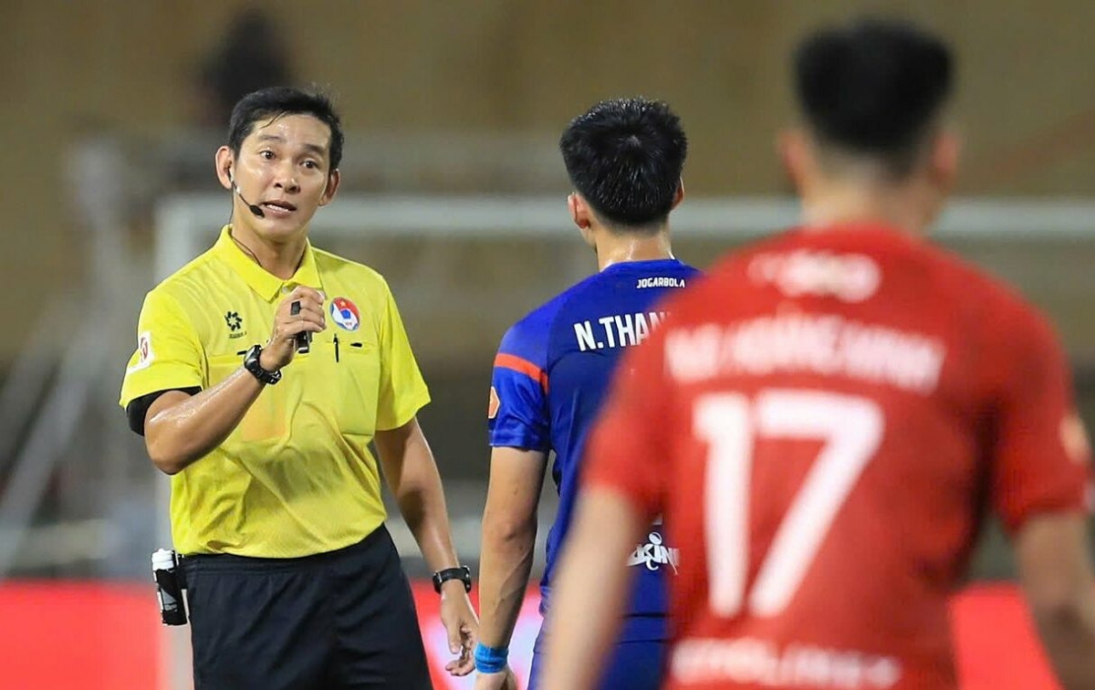 Trọng tài V-League bị treo còi dù đã dùng VAR: Cơ hội để người hâm mộ theo dõi trận đấu công bằng hơn trên NEW88 - hình ảnh - vipnews88.com Trọng tài V-League bị treo còi dù đã dùng VAR: Cơ hội để người hâm mộ theo dõi trận đấu công bằng hơn trên NEW88 - hình ảnh - vipnews88.com