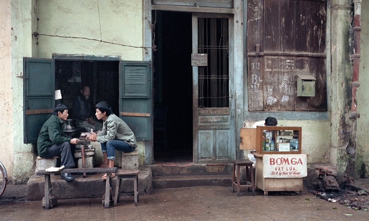 Hàng quán Hà Nội xưa qua ống kính: Ký ức thanh bình giữa nhịp sống hiện đại - hình ảnh - vipnews88.com Hàng quán Hà Nội xưa qua ống kính: Ký ức thanh bình giữa nhịp sống hiện đại - hình ảnh - vipnews88.com