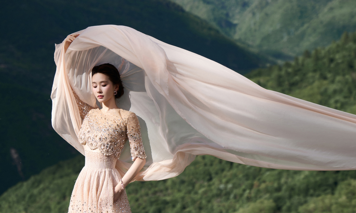 Lưu Thi Thi catwalk giữa thung lũng Cửu Trại Câu: Khoảnh khắc thanh lịch làm ‘nức lòng’ fan Việt - hình ảnh - vipnews88.com Lưu Thi Thi catwalk giữa thung lũng Cửu Trại Câu: Khoảnh khắc thanh lịch làm ‘nức lòng’ fan Việt - hình ảnh - vipnews88.com