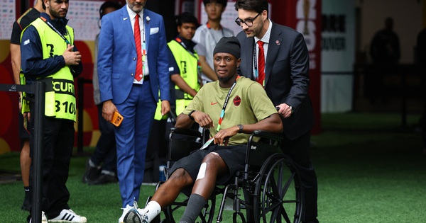 Tiền đạo Canada xuất hiện trên xe lăn sau chấn thương kinh hoàng, FIFA phạt nguội cực nặng sao Qatar - hình ảnh - vipnews88.com Tiền đạo Canada xuất hiện trên xe lăn sau chấn thương kinh hoàng, FIFA phạt nguội cực nặng sao Qatar - hình ảnh - vipnews88.com