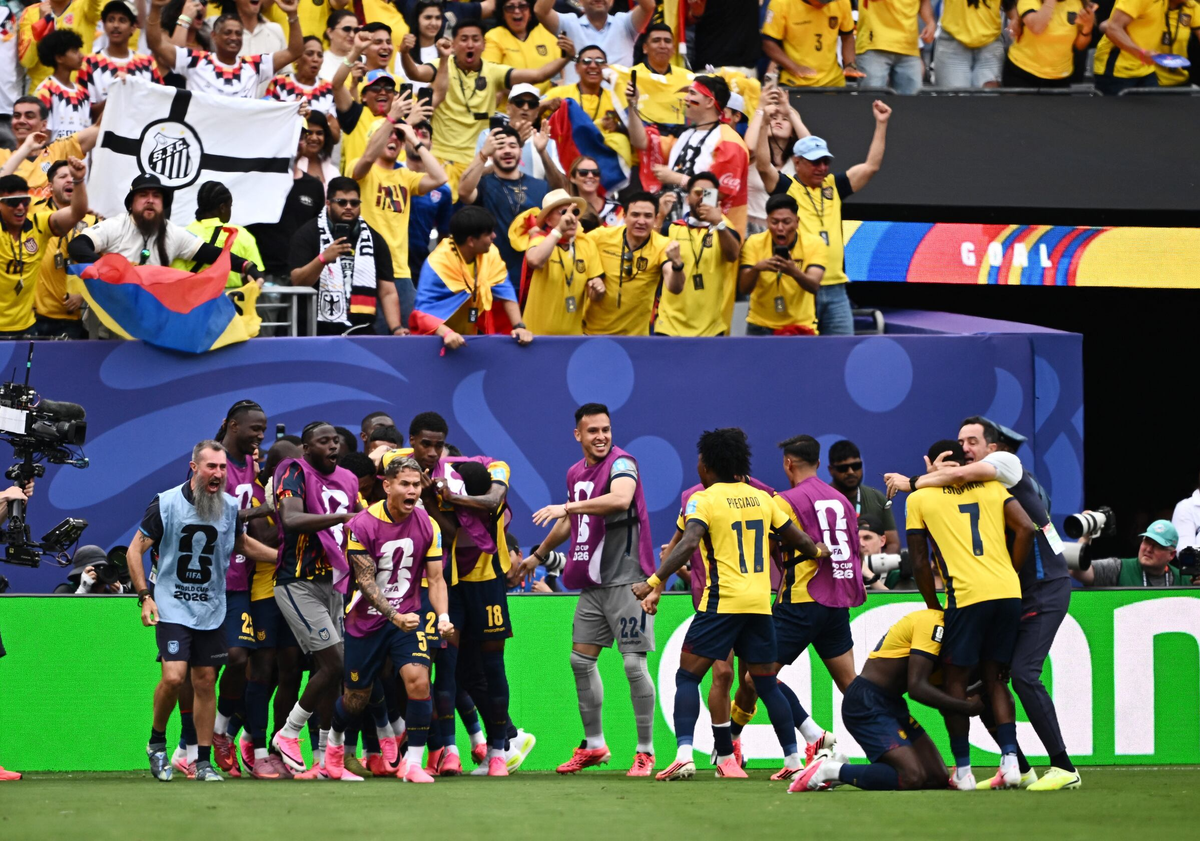 Ecuador quật ngã Đức, lách khe cửa hẹp vào vòng knock-out - hình ảnh - vipnews88.com Ecuador quật ngã Đức, lách khe cửa hẹp vào vòng knock-out - hình ảnh - vipnews88.com