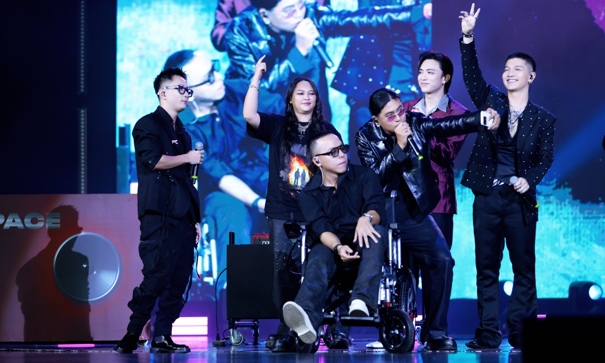 Touliver ngồi xe lăn lên sân khấu: Dấu ấn tình anh em trong đêm nhạc đặc biệt - hình ảnh - vipnews88.com Touliver ngồi xe lăn lên sân khấu: Dấu ấn tình anh em trong đêm nhạc đặc biệt - hình ảnh - vipnews88.com