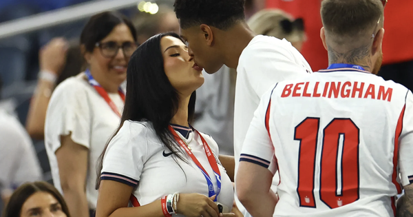 Chuyện ‘yêu’ tại World Cup 2026: Đội tuyển Anh cấm WAGs, còn Messi và Ronaldo thì sao? - hình ảnh - vipnews88.com Chuyện ‘yêu’ tại World Cup 2026: Đội tuyển Anh cấm WAGs, còn Messi và Ronaldo thì sao? - hình ảnh - vipnews88.com