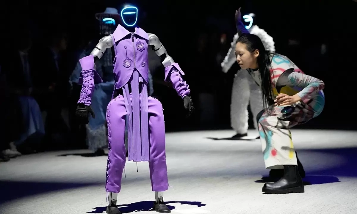 Robot đọ catwalk với người: Tương lai thời trang hay cơ hội giải trí mới? - hình ảnh - vipnews88.com
