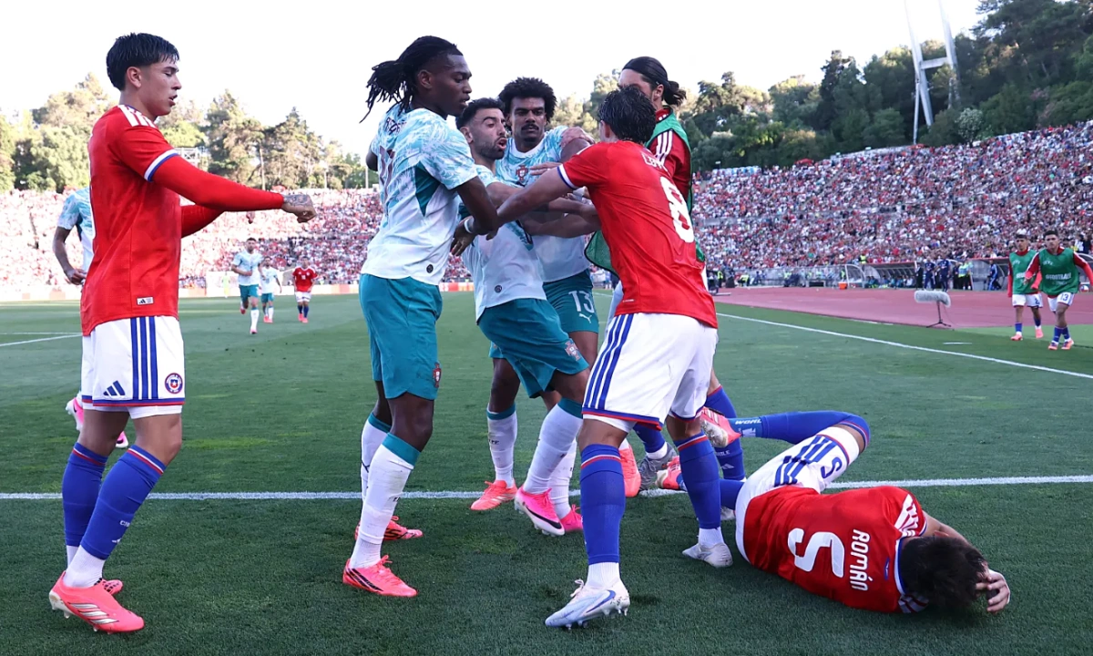 Tiền đạo Bồ Đào Nha tát đối thủ, nhận thẻ đỏ trước thềm World Cup - hình ảnh - vipnews88.com Tiền đạo Bồ Đào Nha tát đối thủ, nhận thẻ đỏ trước thềm World Cup - hình ảnh - vipnews88.com