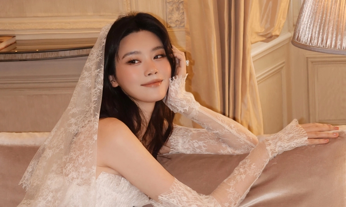 Hề Mộng Dao lộng lẫy trong váy cưới Việt, NEW88 chúc phúc cặp đôi quyền lực - hình ảnh - vipnews88.com Hề Mộng Dao lộng lẫy trong váy cưới Việt, NEW88 chúc phúc cặp đôi quyền lực - hình ảnh - vipnews88.com