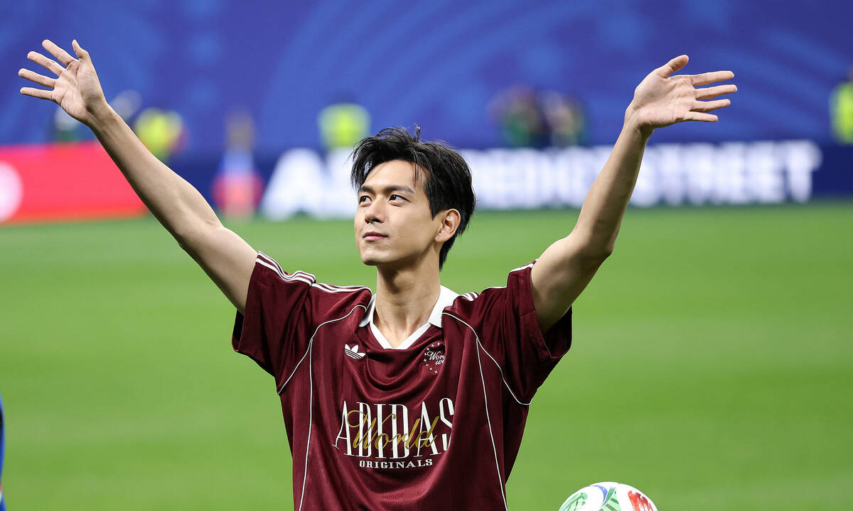 Tài tử Lý Hiện gây sốt trên sân bóng World Cup: góc nhìn mới cho người chơi Việt - hình ảnh - vipnews88.com Tài tử Lý Hiện gây sốt trên sân bóng World Cup: góc nhìn mới cho người chơi Việt - hình ảnh - vipnews88.com