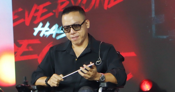 Hoàng Touliver ngồi xe lăn tại fan meeting: Dấu hỏi về sức khỏe và sự đồng hành của cộng đồng - hình ảnh - vipnews88.com