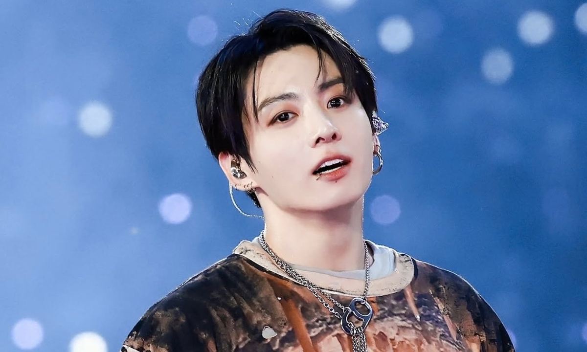 Jungkook BTS diện jeans rách của nhà thiết kế Việt Xi Quan Lê trên sân khấu - hình ảnh - vipnews88.com Jungkook BTS diện jeans rách của nhà thiết kế Việt Xi Quan Lê trên sân khấu - hình ảnh - vipnews88.com