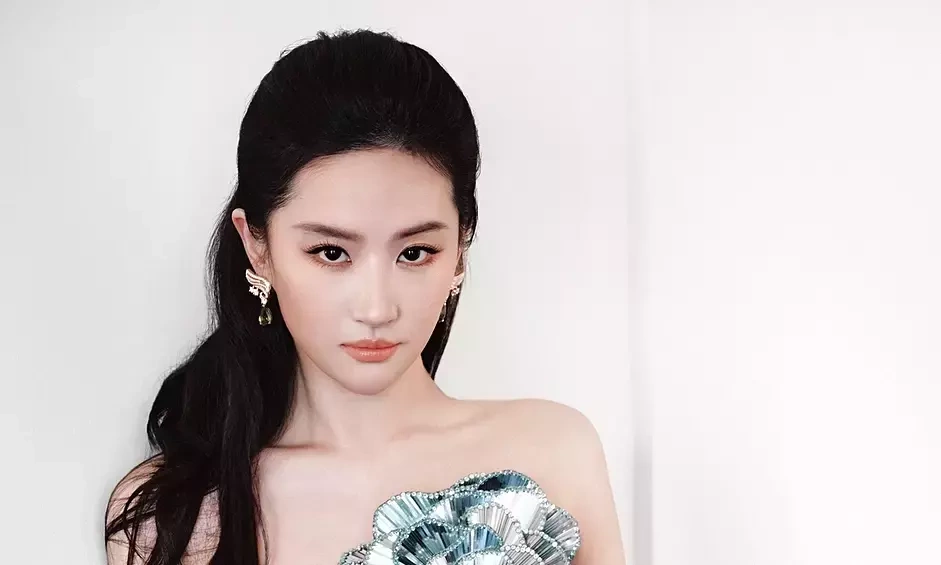 Lưu Diệc Phi tỏa sáng với váy ‘bông hồng thủy tinh’ – Cơ hội giải trí đẳng cấp cùng NEW88 - hình ảnh - vipnews88.com