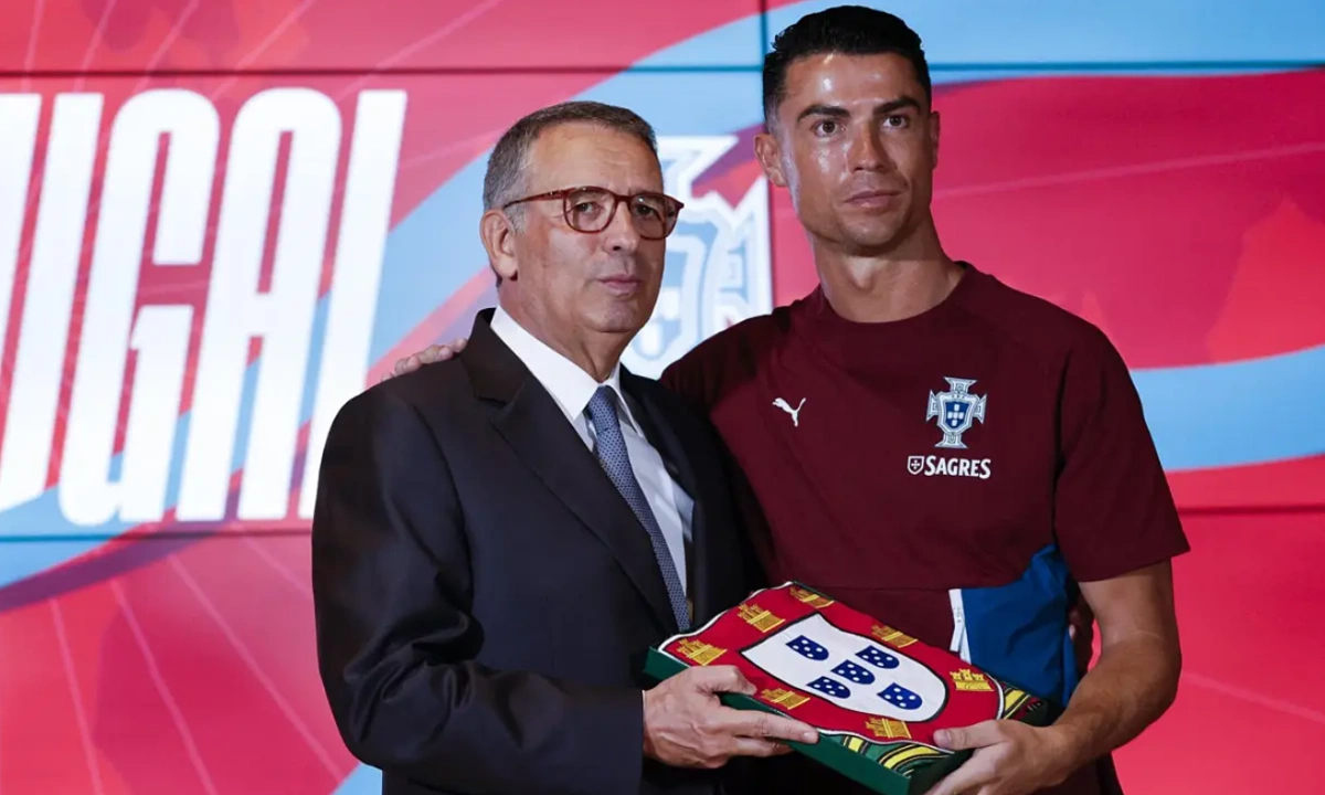 Tổng thống trao quốc kỳ cho Ronaldo, NEW88 cược bóng đá cùng niềm tin vô địch World Cup - hình ảnh - vipnews88.com Tổng thống trao quốc kỳ cho Ronaldo, NEW88 cược bóng đá cùng niềm tin vô địch World Cup - hình ảnh - vipnews88.com