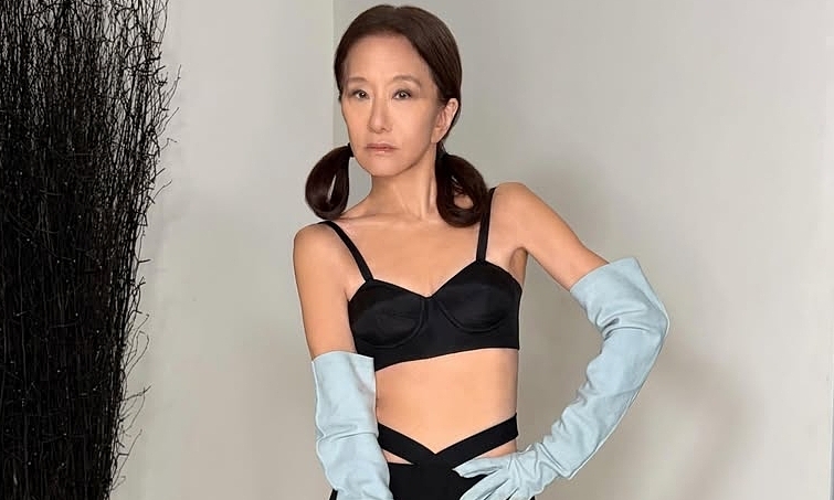 Vera Wang diện váy xuyên thấu, buộc tóc hai bên: Phong cách trẻ trung ở tuổi 77 - hình ảnh - vipnews88.com Vera Wang diện váy xuyên thấu, buộc tóc hai bên: Phong cách trẻ trung ở tuổi 77 - hình ảnh - vipnews88.com