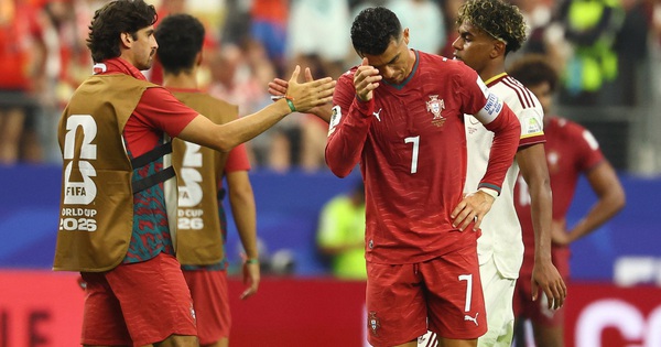 Ibrahimovic chê HLV Martinez không dám hy sinh Ronaldo, khiến Bồ Đào Nha bị loại cay đắng - hình ảnh - vipnews88.com