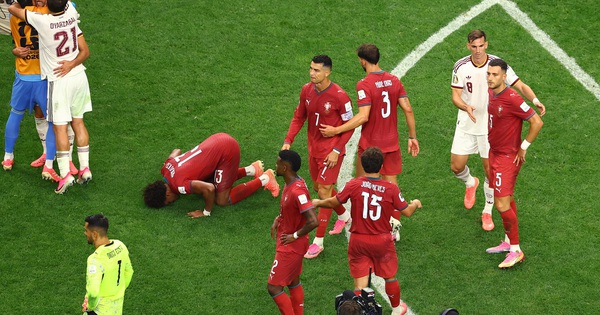 HLV Tây Ban Nha ôm Ronaldo trước đại chiến: Hành động khiến fan xúc động - hình ảnh - vipnews88.com HLV Tây Ban Nha ôm Ronaldo trước đại chiến: Hành động khiến fan xúc động - hình ảnh - vipnews88.com