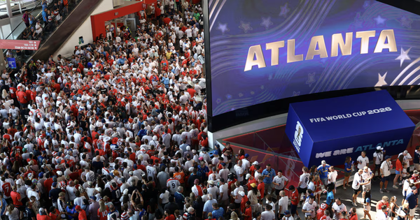 Cơn sốt vòng tay ‘huyền thoại’ tại World Cup 2026: Món quà miễn phí khiến triệu fan cuồng nhiệt - hình ảnh - vipnews88.com