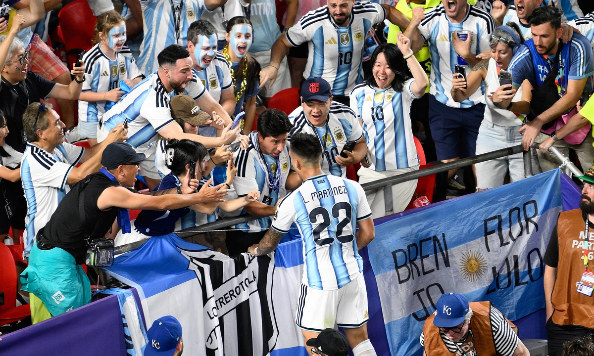 Báo Anh đặt dấu hỏi về việc tiền đạo Argentina thoát thẻ đỏ: góc nhìn mới cho người chơi Việt - hình ảnh - vipnews88.com Báo Anh đặt dấu hỏi về việc tiền đạo Argentina thoát thẻ đỏ: góc nhìn mới cho người chơi Việt - hình ảnh - vipnews88.com